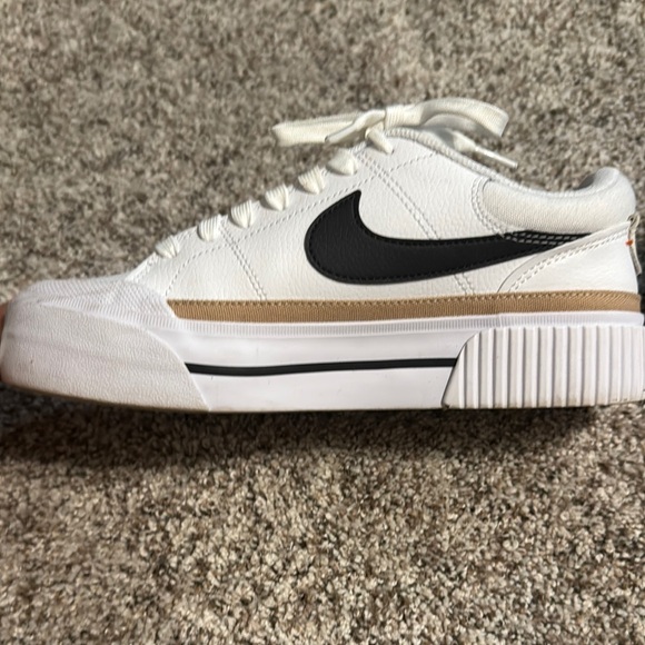 Nike White and Black Sneakers with Modern Design - Picture 6 of 6